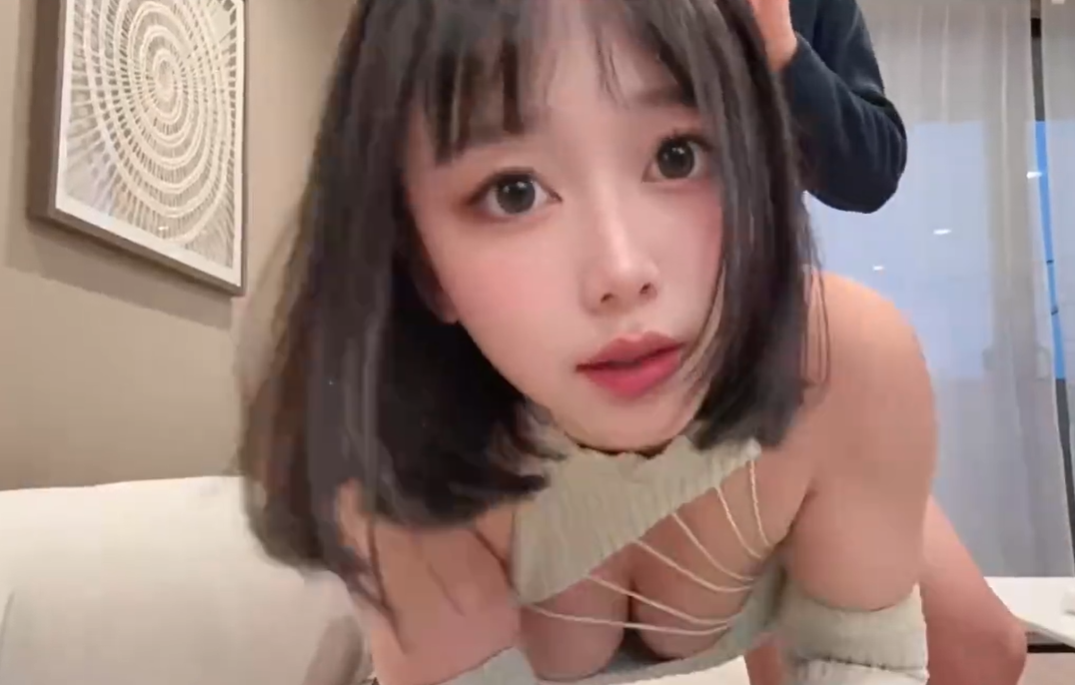 동양야동-돌아 다니면서 떡치는 귀여운 여친 